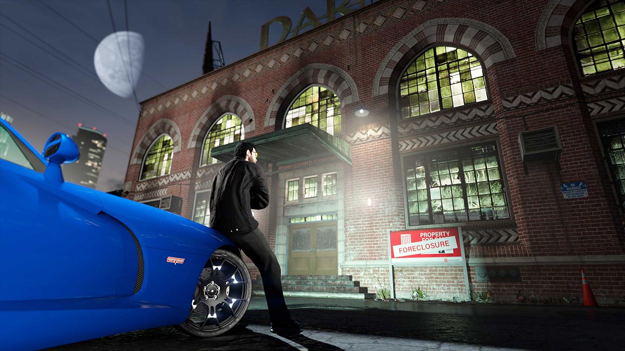 Un personnage de GTA Online accoudé sur une voiture devant la nouvelle propriété Darnell Bros qui sera achetable pour acceder au nouvelles missions de la mise à jour de décembre dans GTA Online.