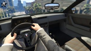 Image présentant l'intérieur de la voiture Imponte Deluxo du point de vue du conducteur dans le jeu vidéo GTA Online.