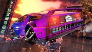 Image arrière de la voiture de Retour vers le futur, l'Imponte Deluxo, lorsqu'elle vole dans le ciel de GTA Online.
