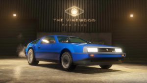 Image de la voiture Imponte Deluxo de couleur bleu devant le Vinewood Car Club.