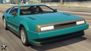 Image avant du véhicule Imponte Deluxo s'inspirant de la DeLorean dans GTA Online. La carrosserie de la voiture est peinte en vert pétrole et le capot dispose d'aération sur les côtés latéraux.