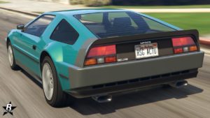 L'arrière de la voiture Imponte Deluxo. Elle est peinte en vert pétrole et a des éléments gris, notamment son pare-chocs arrière.