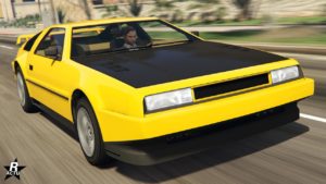 Image présentant la voiture Imponte Deluxo de devant, le véhicule de GTA Online est jaune et son capot est en carbone.