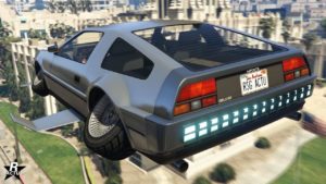 Image arrière du véhicule Imponte Deluxo vue de l'arrière, la voiture de Retour vers le futur est en mode vol et grise comme dans le film.