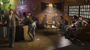 Vue de l'intérieur d'un club de motards, au niveau du bar dans le bâtiment où de nombreux joueurs de GTA Online sont présents.