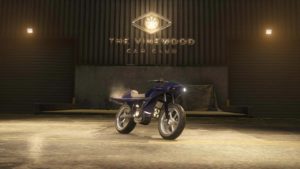 La moto Pegassi Oppressor stationnée devant le Vinewood Car Club.