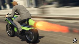 Image de l'arrière de la moto Pegassi Oppressor dans le jeu GTA Online. Le véhicule est peint en vert et a son boost d'activé.