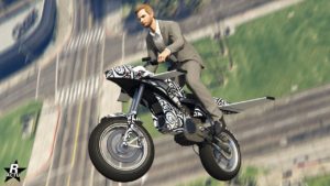 Image avant du véhicule Pegassi Oppressor. La moto volante se trouve dans le ciel de Los Santos.