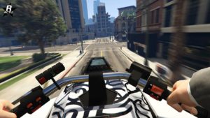 Point de vue du conducteur conduisant la moto Pegassi Oppressor dans le jeu vidéo GTA Online.