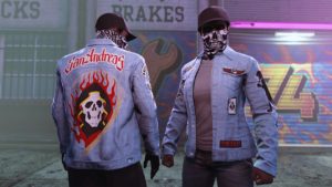 Deux personnages de GTA Online portant les vêtements offert aux membres GTA+ en novembre 2024. L'un est de dos tandis que le second est de face. Il s'agit de la veste de motard SA Denim, ainsi que le foulard Ride or Die.