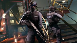 Deux personnages de GTA Online portant la tenue du N.O.O.S.E (unité d'interventions de la police)
