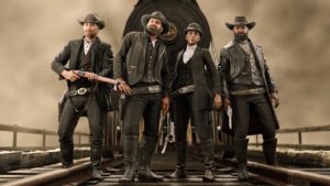 Quatre joueur de Red Dead Online sur une ligne de chemin de fer avec un train juste derrière eux dans l'activité de l'évènement du mode exploration "Route commerciale".