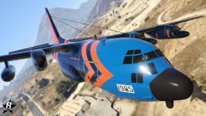 L'avion miltaire Eberhard Titan 250D vue de l'avant dans le jeu vidéo de Rockstar Games, GTA Online. Le véhicule a sa carlingue en deux nuances de bleus, avec des séparations oranges entre les deux nuances.