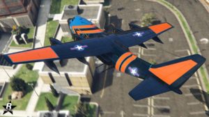 vue arrière et du dessus de l'avion militaire de type AC130, Eberhard Titan 250D, dans le jeu GTA Online. La carlingue a une couleur duochrome de nuances de bleus, avec des éléments géométriques oranges et des étoiles blanches typiques de l'armée américaine.
