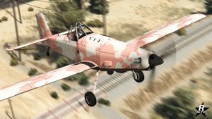Vue avant du petit avion Western Duster 300-H dans GTA Online. La carlingue du véhicule est duochrome rose et blanche.