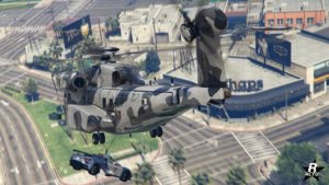Image de l'arrière du gros hélicoptère Buckingham DH-7 Iron Mule dans GTA Online. Le véhicule transporte une voiture de police par le crochet suspendu sous l'hélicoptère.
