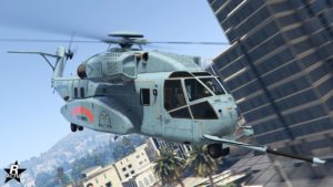 Image avant de l'hélicoptère Buckingham DH-7 Iron Mule dans GTA Online. Le véhicule est de couleur bleu ciel et dispose de décalcomanie de la société "Merryweather Security"