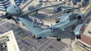 L'arrière de l'hélicoptère lourd Buckingham DH-7 Iron Mule, sa carlingue est de couleur bleue ciel et a des décalcomanies Merryweather Security.