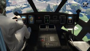 La cabine de l'hélicoptère Buckingham DH-7 Iron Mule, différents boutons sont présents, mais aussi des moniteurs tels que des altimètres et des écrans GPS affichant la carte de l'État de San Andreas de GTA Online.
