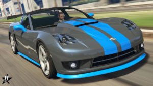 Vue avant de la voiture de sport Invetero Coquette D5 dans le jeu vidéo GTA Online. La carrosserie est peinte en grise avec deux bandes bleues au centre du véhicule.
