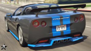 L'arrière de la voiture Invetero Coquette D5, il s'agit d'une voiture de sport grise avec deux bandes bleues au centre, ainsi qu'un aileron en carbone. Le véhicule a été ajouté dans GTA Online dans le cadre de la mise à jour Agents saboteurs.