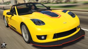 L'Invetero Coquette D5 vue de l'avant, la voiture de GTA Online possède une peinture jaune sur sa carrosserie, ainsi qu'une décalcomanie d'une bande noire entouré d'une fine bande rouge sur son capot.