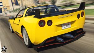 Image de l'arrière de la voiture américaine Invetero Coquette D5 dans le jeu vidéo GTA Online. Le véhicule dispose d'une peinture jaune, des phares arrières circulaires et d'un aileron intégralement en carbone.