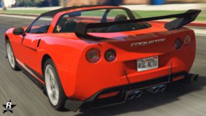 L'Invetero Coquette D5 vue de l'arrière, la voiture de type sportive dans GTA Online a sa carrosserie peinte en rouge, un diffuseur est fixé sur le pare-chocs arrière et un aileron se trouve sur le coffre.