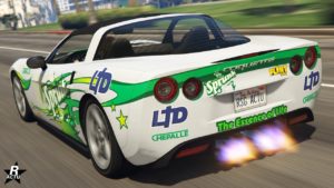 Image dévoilant l'arrière de la voiture Invetero Coquette D5 dans GTA Online, elle est peinte en blanc et ses pots d'échappement laissent échapper des flammes.