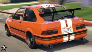 Vue arrière de la voiture Vapid Uranus LozSpeed dans le jeu vidéo de Rockstar Games, GTA Online. Le véhicule appartenant à la catégorie des voitures classiques, est peint en orange avec un motif d'une double bande blanche sur sa carrosserie. Un aileron en carbone se trouve sur le coffre.