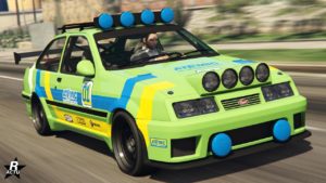 L'avant de la voiture Vapid Uranus LozSpeed dans GTA Online. Le véhicule dispose d'équipement de rallye, où des phares sont présents sur le toit et le pare-chocs avant. La carrosserie dispose également de décalcomanies de course.