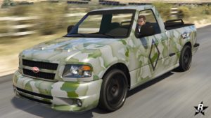 Image dévoilant l'avant de la voiture tout-terrain Vapid Firebolt ASP dans le jeu GTA Online. La carrosserie est peinte en gris clair et est recouvert d'un motif militaire vert.