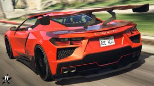 Image de l'arrière du véhicule de flic Invetero Coquette D10 de poursuite dans le jeu vidéo GTA Online. La voiture de type super car est de couleur rouge Ferrari et elle est en mode banalisée, aucun écriteau se trouve sur sa carrosserie, mais des gyrophares sont discrètement installés.