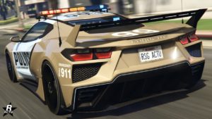 Image de l'arrière de la voiture des forces de l'ordre "Invetero Coquette D10 de poursuite" dans le jeu vidéo de Rockstar Games, GTA Online. Le véhicule est peint en blanc et beige, un grand aileront se trouve à l'arrière.