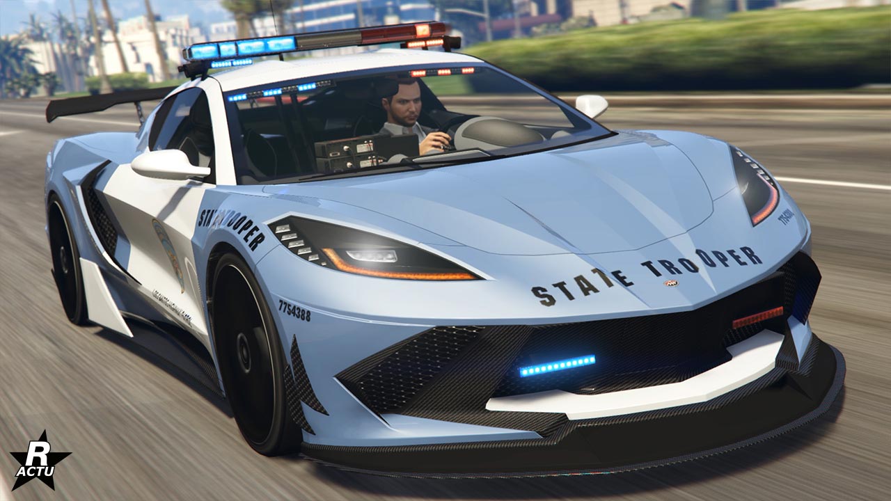 L'Invetero Coquette D10 de poursuite vue de devant, il s'agit d'une voiture de police de type super car dans le jeu vidéo GTA Online. Le véhicule dispose d'une peinture duochrome bleue ciel et blanche, ainsi qu'un motif affichant sur sa carrosserie son appartenance à la police d'État.