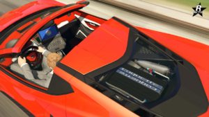 Vue du dessus de l'Invetero Coquette D10 de poursuite dans GTA Online, on voit l'habitable intérieur de la voiture de police décapotable, ainsi que la lucarne arrière qui laisse apparaitre le moteur du véhicule.
