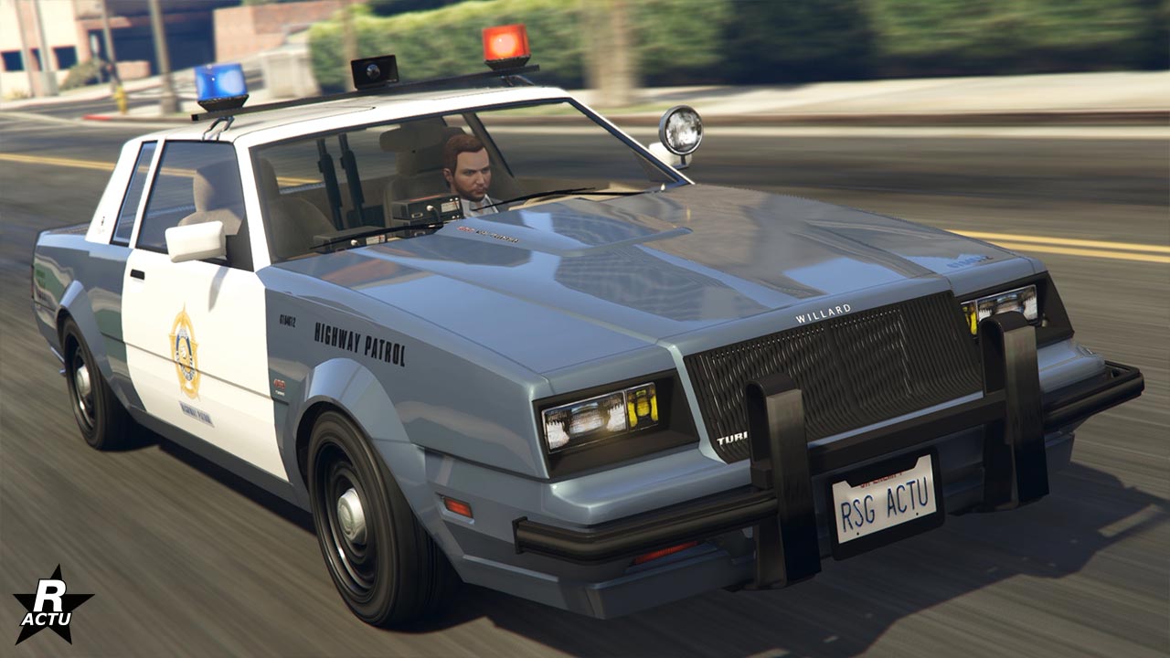 Image présentant la voiture de police Willard Faction de proximité dans le jeu vidéo GTA Online. Elle dispose d'une peinture duochrome blanche et gris argenté, avec le logo de la police des autoroutes sur les cotés latéraux du véhicules.