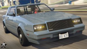 Image avant de la voiture de police Willard Faction de proximité en mode banalisé dans le jeu vidéo GTA Online. Sur le tableau de bord, dans l'habitacle, un gyrophare rouge est posé.