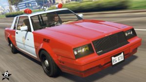 L'avant du véhicule de police Willard Faction de proximité, la carrosserie de la voiture est rouge et blanc, et le logo de la police de Los Santos est présent sur les portières.