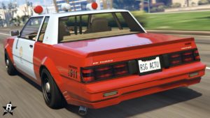 Image de l'arrière de la Willard Faction de proximité, une voiture présente dans GTA Online dans le cadre de la mise à jour Agents saboteurs. Elle dispose d'une peinture duochrome rouge et blanche.