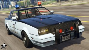 Vue avant du véhicule de flic Willard Faction de proximité dans le jeu vidéo de Rockstar Games, Grand Theft Auto Online. La carrosserie de la voiture est blanche, tandis que la partie supérieure est noire. Sur le toit, des gyrophares circulaires sont activés.