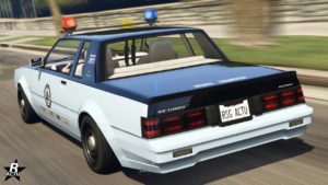 Vue arrière de la Willard Faction de proximité, une voiture de police dans GTA Online. La carrosserie du véhicule de flic est de couleur blanche et noire.