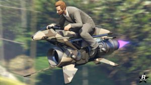 Image présentant l'avant de la moto volante Pegassi Oppressor Mk II dans le jeu vidéo GTA Online. Elle se trouve en mouvement dans les airs avec des arbres flous en arrière-plan. La carrosserie du véhicule est recouverte d'un motif militaire géométrique de type désert.