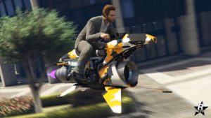 Moto volante Pegassi Oppressor Mk II dans GTA Online présentée par une vue avant du véhicule de GTA Online. Sa carrosserie est recouverte d'un motif de camouflage, de grands pixels de couleurs blanches, noirs et jaunes