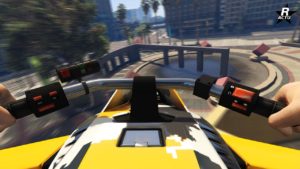 Image montrant le point de vue du conducteur lors du pilotage de la moto volante Pegassi Oppressor Mk II dans le jeu GTA Online.