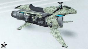 Motif "Pognon pognon" sur la moto Pegassi Oppressor Mk II. Le motif recouvre le véhicule de décalcomanie représentant des billets de banque.