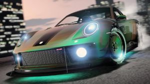 La voiture Comet S2 dans GTA Online avec la peinture caméléon Perle vert anodisé sur sa carrosserie.