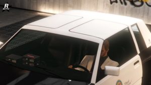 Aucun gyrophare sur le toit de la voiture de police