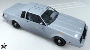 La décalcomanie se nommant "Police de la ville de LS alternatif" sur la voiture de flics Willard Faction de proximité dans GTA Online.