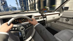Image qui montre le point de vue du conducteur lors de la conduite de la voiture de police Willard Faction de proximité dans GTA Online.